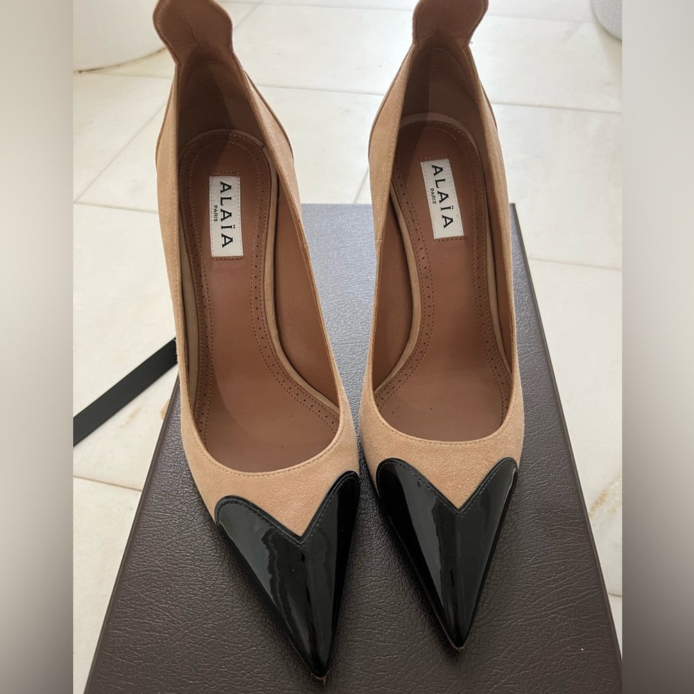 Alaia suede heart pump